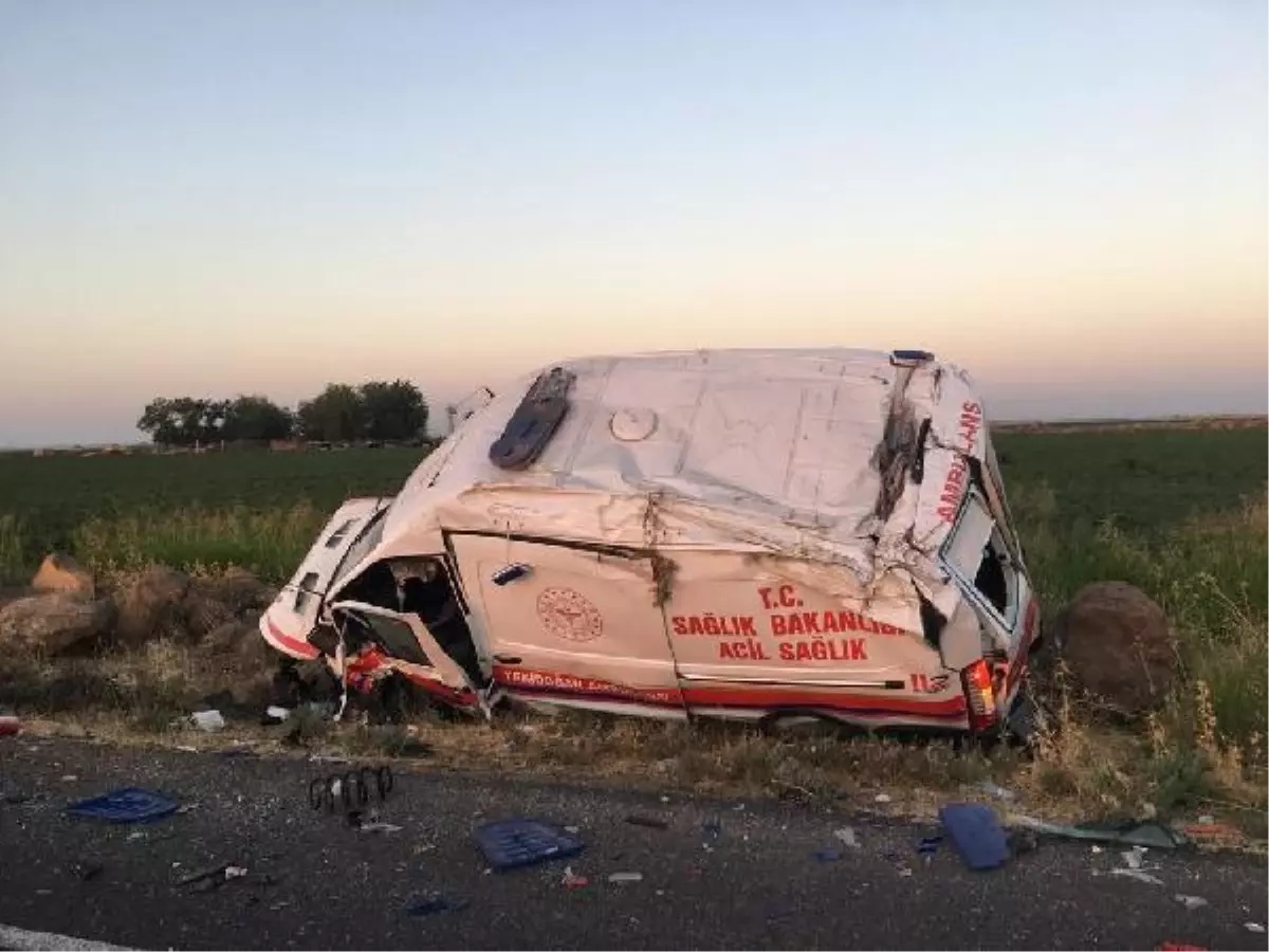 ŞANLIURFA\'DA AMBULANS DEVRİLDİ; YENİ DOĞAN BEBEK ÖLDÜ, 2 SAĞLIKÇI VE ŞOFÖR YARALI