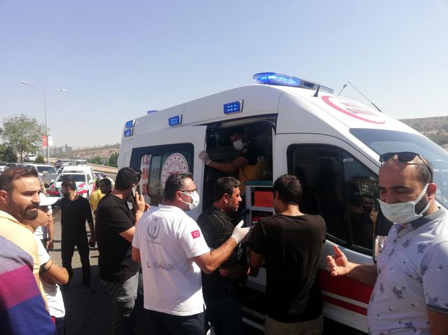 Freni boşalan iş makinesi, öğrenci servis minibüsünü biçti! Olayda yaralılar var