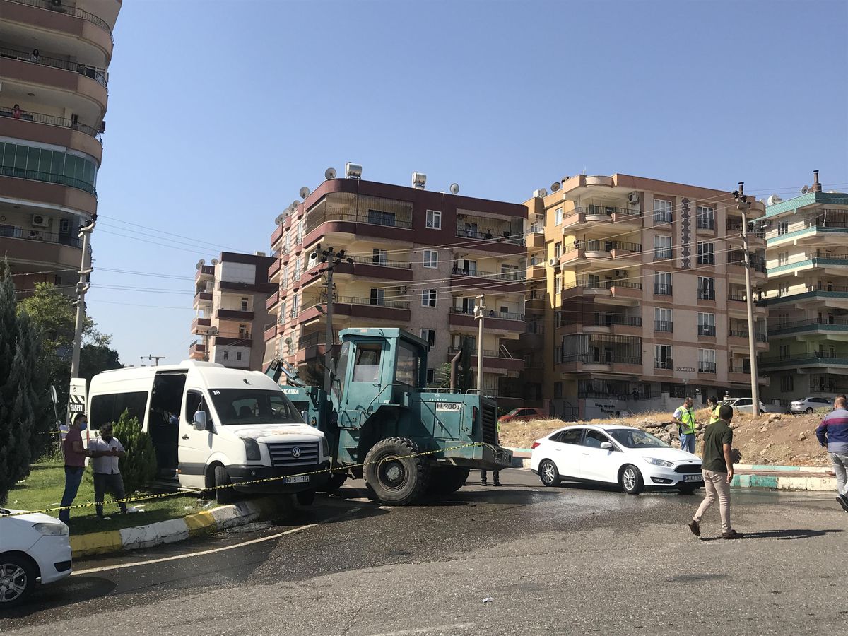 Şanlıurfa\'da öğrenci servisiyle iş makinesi çarpıştı: 13 yaralı