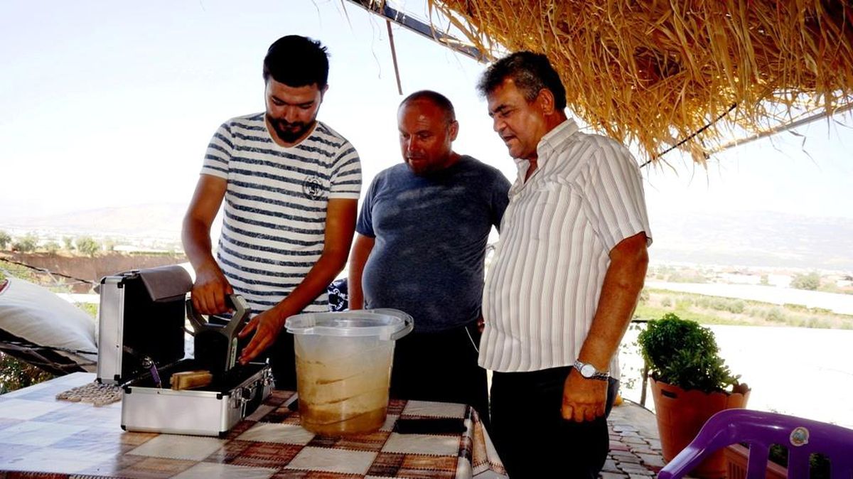 Sarıgöl\'de hızlı toprak tahlili tanıtıldı
