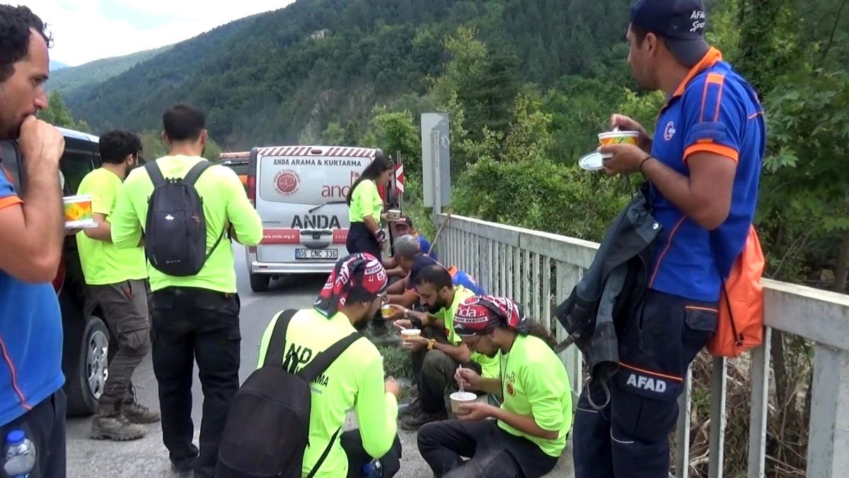 Sel bölgesindekilere aşure dağıttı