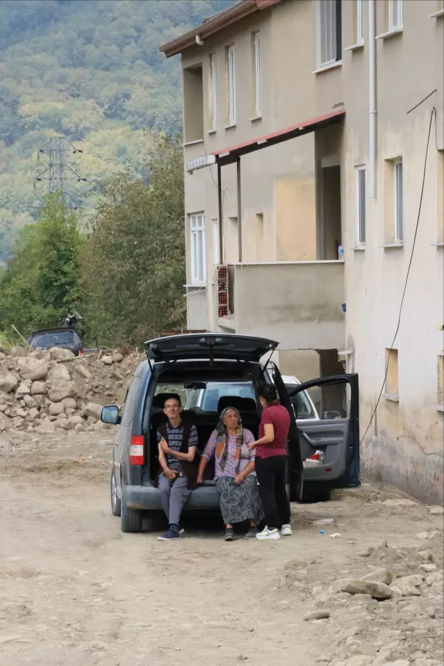 Son dakika haberleri... Selden iki engelli çocuğu ve torunuyla kurtulan 72 yaşındaki kadın yaşadıkları korkuyu unutamıyor