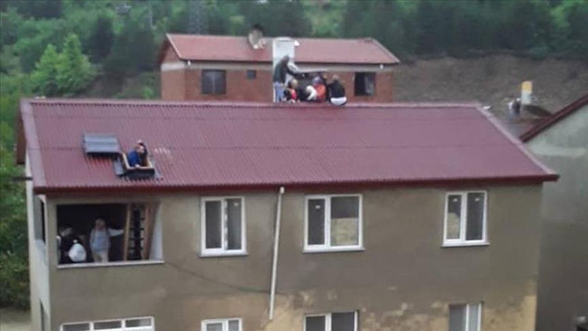 Selin yıkıma uğrattığı Babaçay köyünde 9 kişilik aile çatıda bacaya tutunarak selden kurtuldu