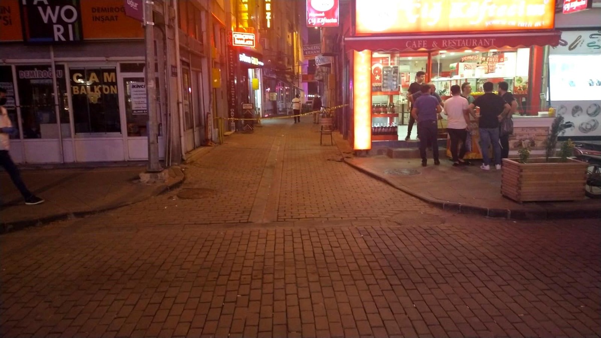 Silahlı kavganın saçması kazara esnafı vurdu