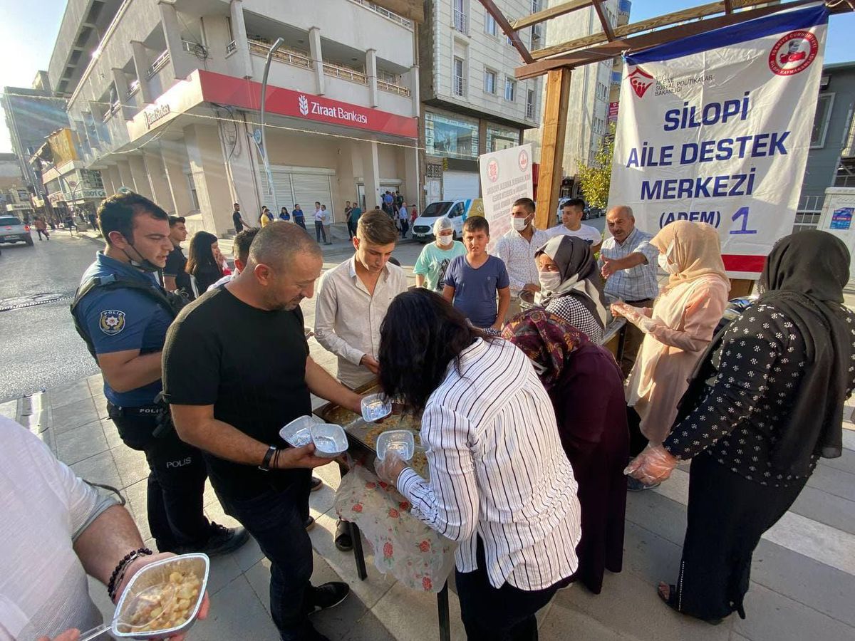 Şırnakı\'ın Silopi ilçesinde 800 kişiye aşure ikram edildi