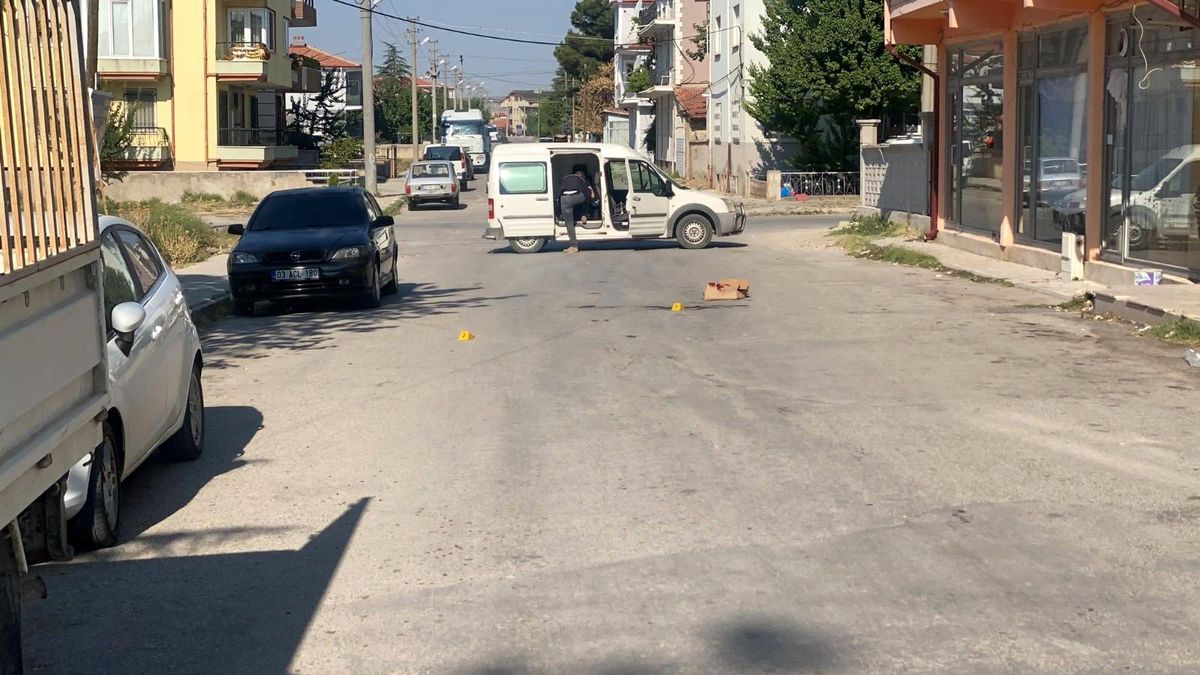 Sokak ortasında yaşanan silahlı kavgada bir kişi yaralandı
