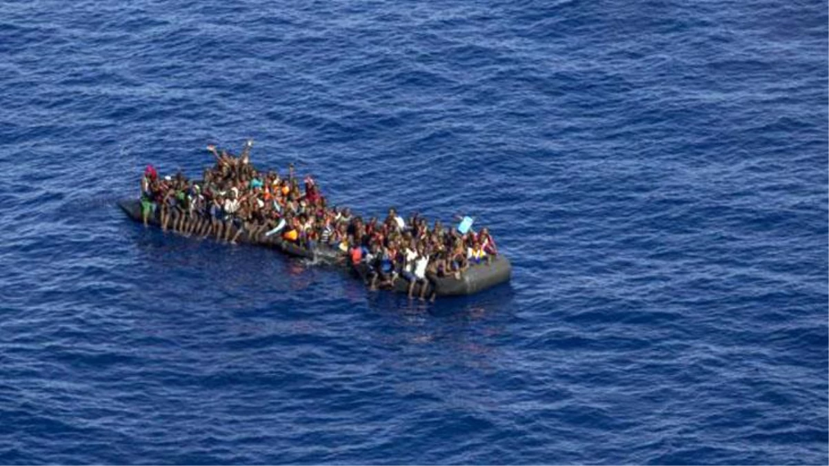 Kuzey Afrika\'dan İspanya\'ya gitmeye çalışan düzensiz göçmenleri taşıyan bot battı: 39 ölü