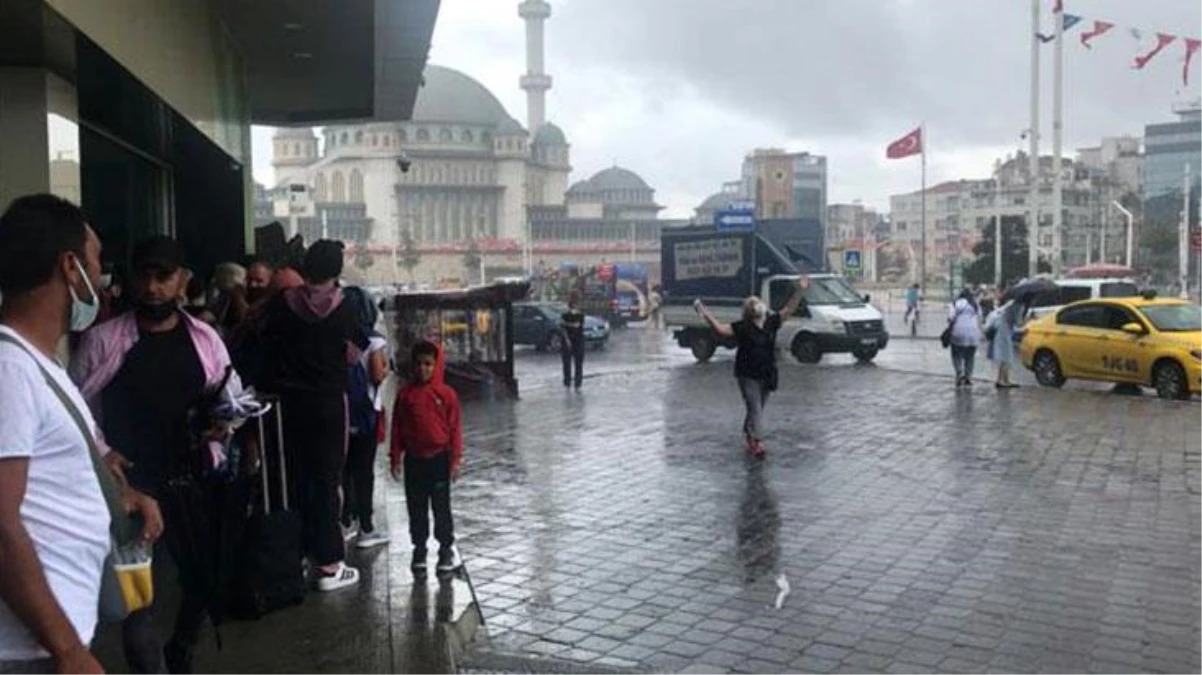 Taksim\'de aniden bastıran sağanak yağış vatandaşları hazırlıksız yakaladı