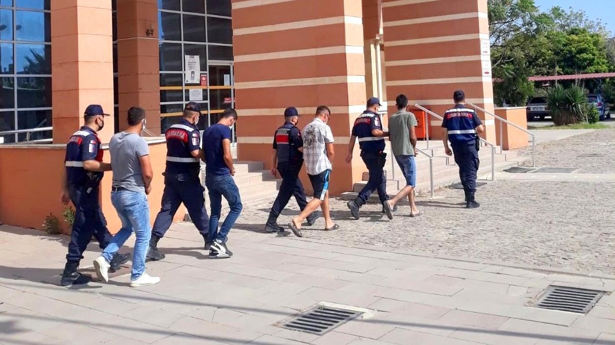 Son dakika 3. sayfa: Tarladan mısır çaldıkları iddiasıyla gözaltına alınan şahsılar adliyeye sevk edildi