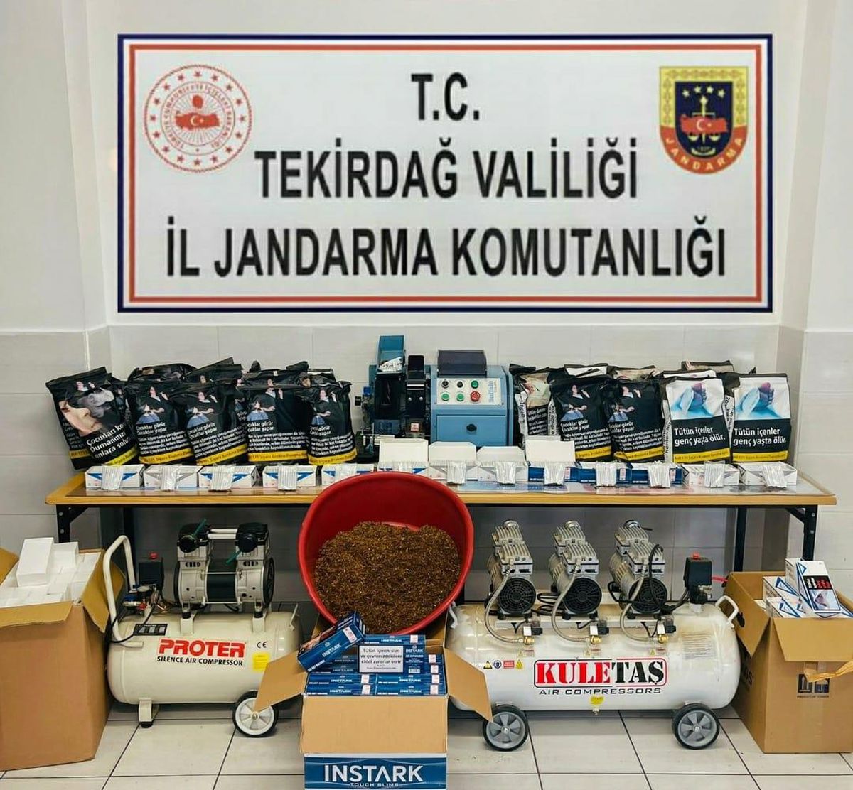 Tekirdağ\'da bir evde çok sayıda makaron ve kaçak tütün ele geçirildi