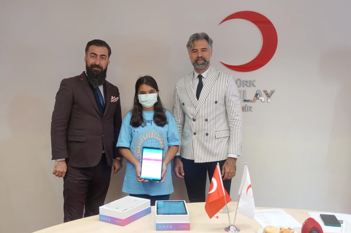 Türk Kızılay\'dan ihtiyaç sahibi öğrencilere tablet, internet ve online İngilizce seti desteği