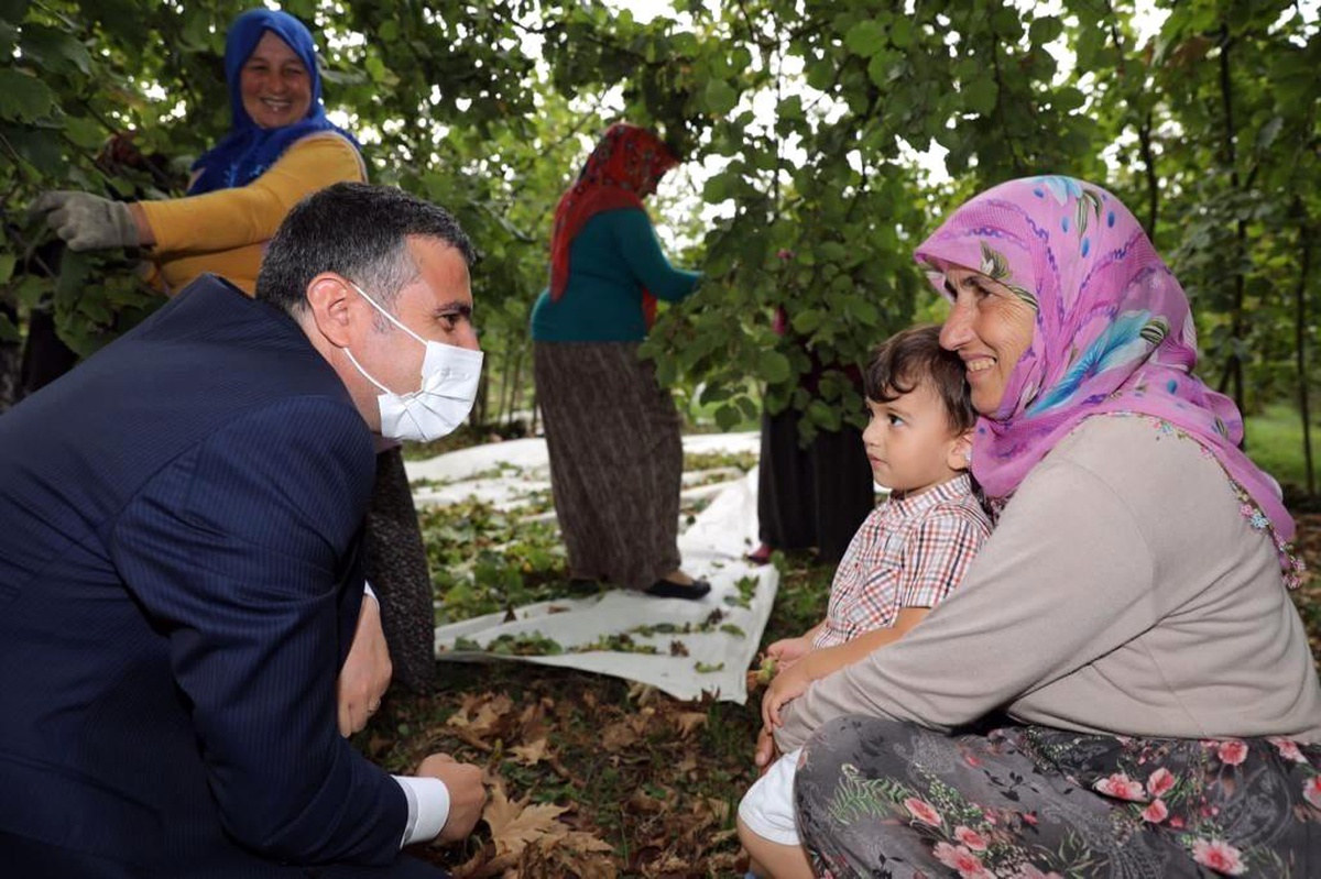 Vali Atay fındık işçileri ile sohbet etti