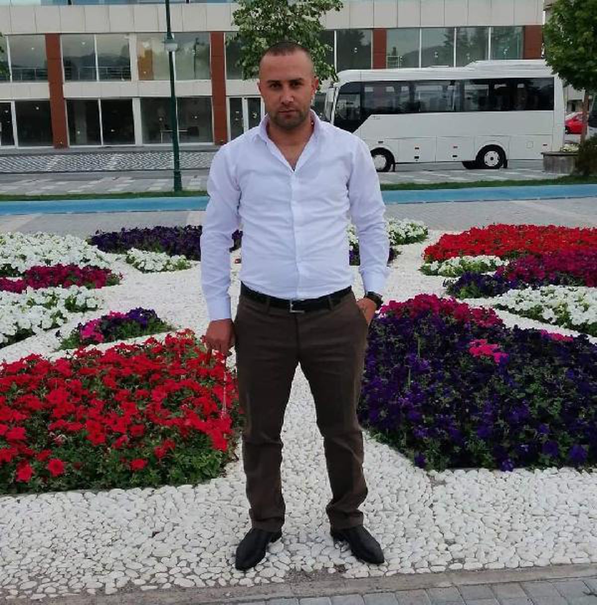 Yol kenarında başından tabancayla vurulmuş olarak ölü bulundu