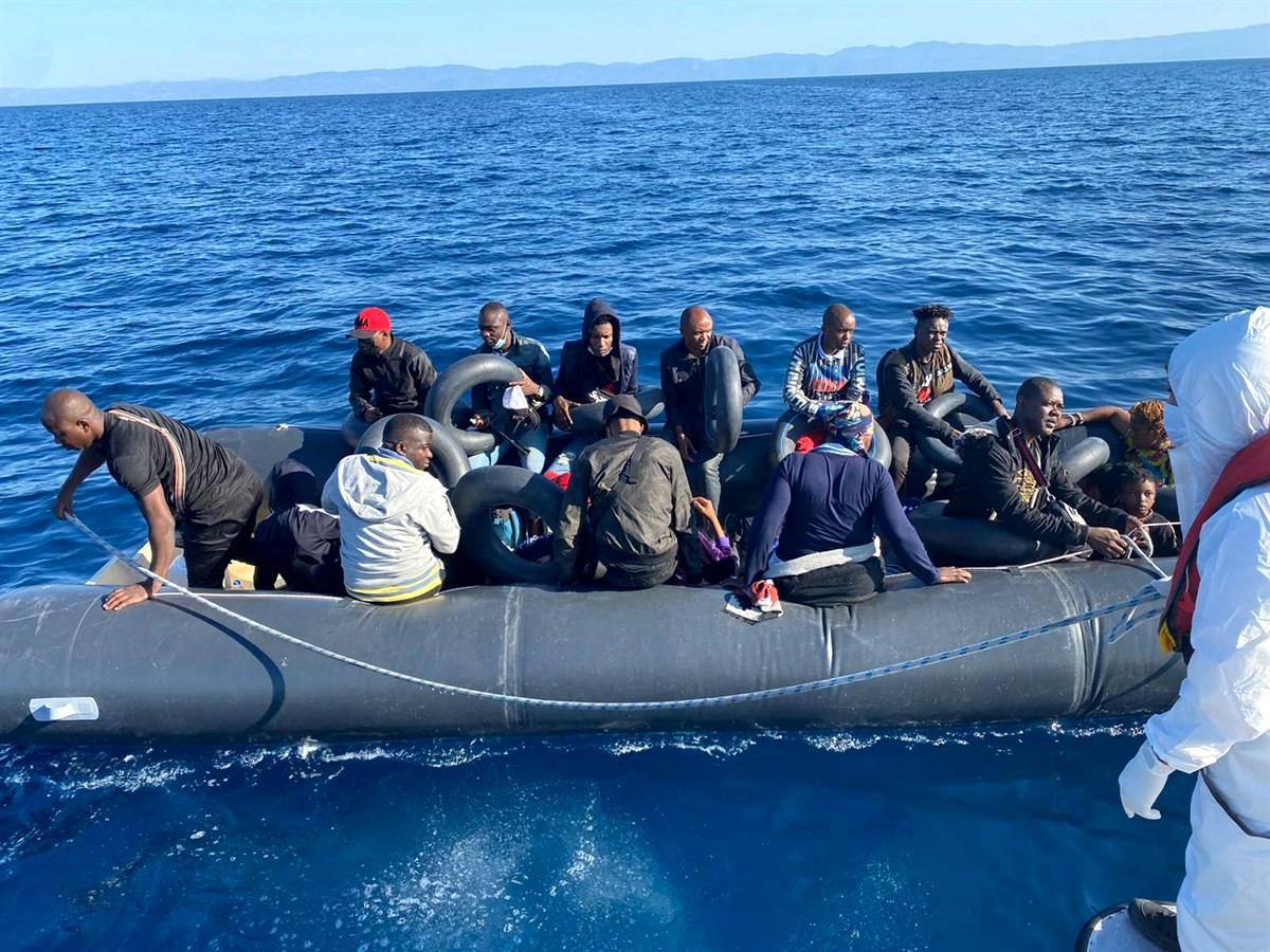 Yunanistan ittiği mültecileri Türk sahil güvenlik ekipleri kurtardı