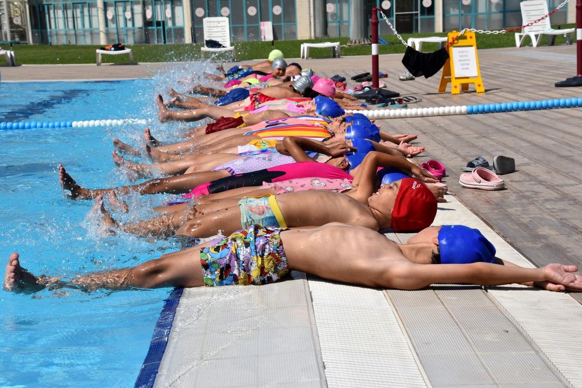 Yunusemreli çocuklar yüzmeyi öğreniyor