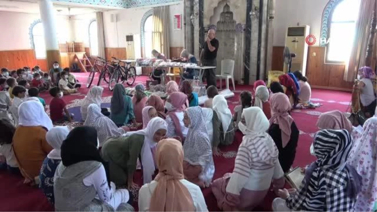 21 yıldır camideki Kur\'an kursuna gelen çocuklara hediyeler dağıtıyor