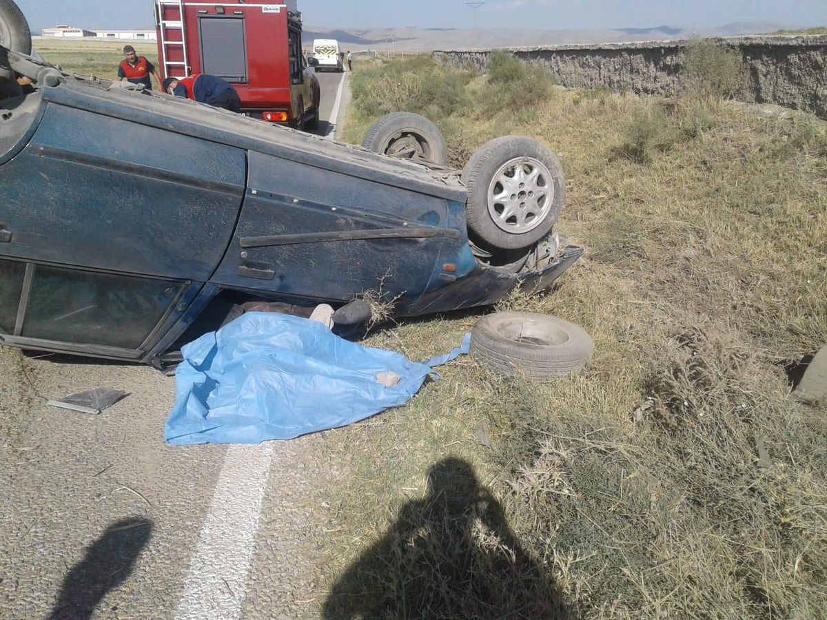 Son dakika haberi: Afyonkarahisar\'da otomobilin devrilmesi sonucu bir kişi öldü, bir kişi yaralandı