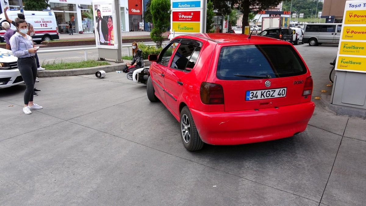 Akaryakıt istasyonunda kafa kafaya çarpıştılar
