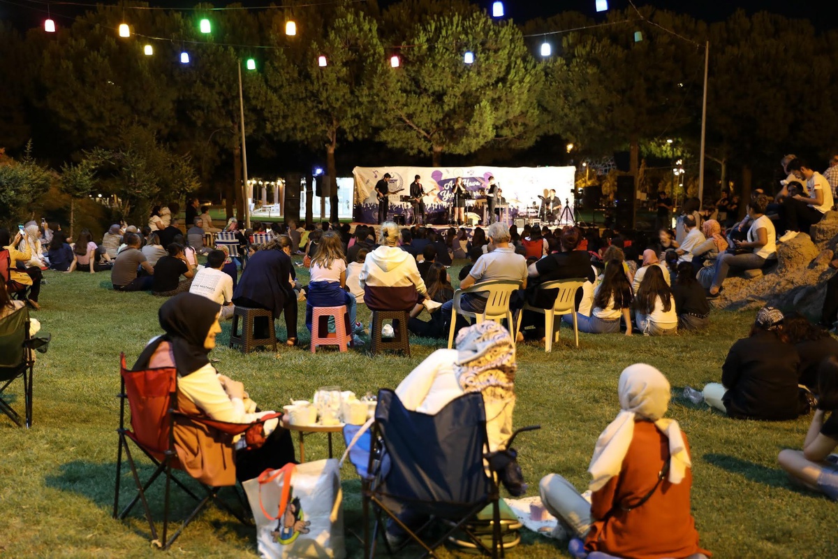Akhisar\'da Açık Hava Yaz Konserlerine gençlerden büyük ilgi
