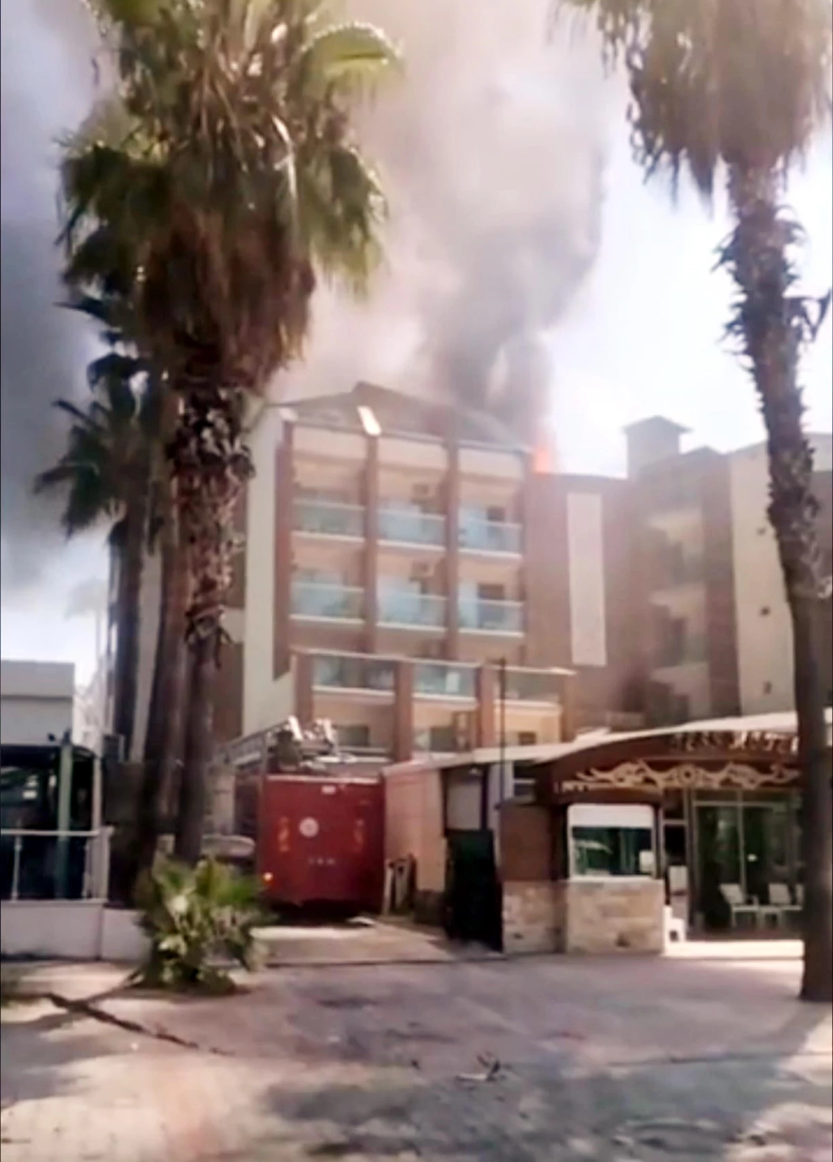 Son dakika... Antalya\'da otelde çıkan yangın hasara yol açtı