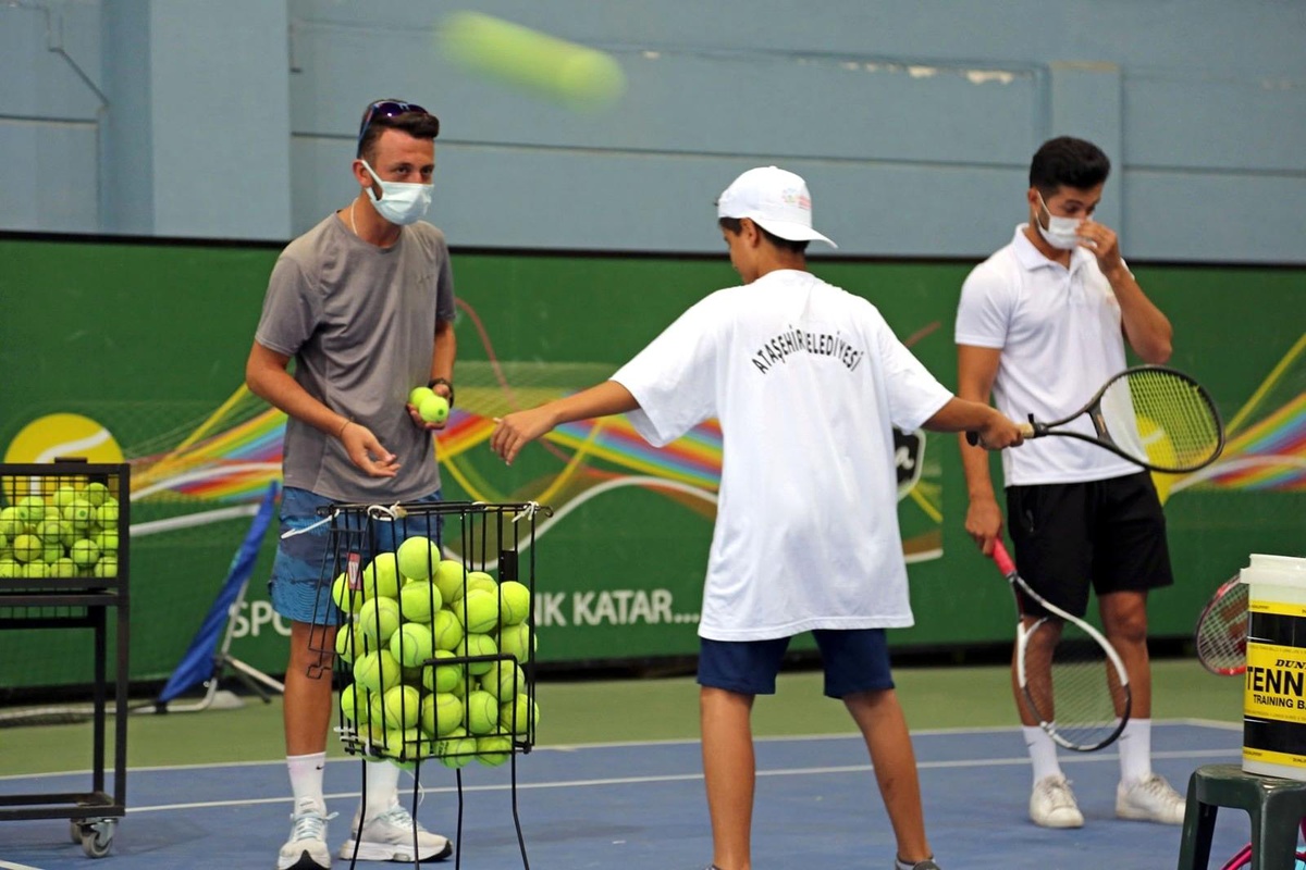 Ataşehirli çocuklar ilk kez tenis sporuyla tanıştı