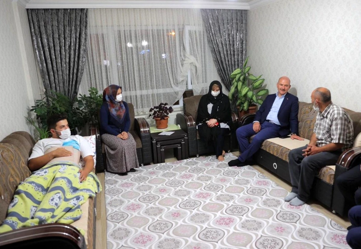 Bakan Soylu Ankara\'da bıçaklı kavgada ölen Emirhan Yalçın\'ın ailesini ziyaret etti