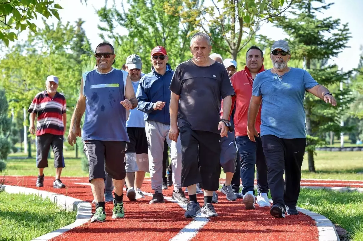 BAŞKENTLİLER GÜNE BÜYÜKŞEHİR PARKLARINDA SABAH SPORUYLA BAŞLIYOR