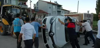 Bikecik'te ticari araçla otomobil çarpıştı: 6 yaralı