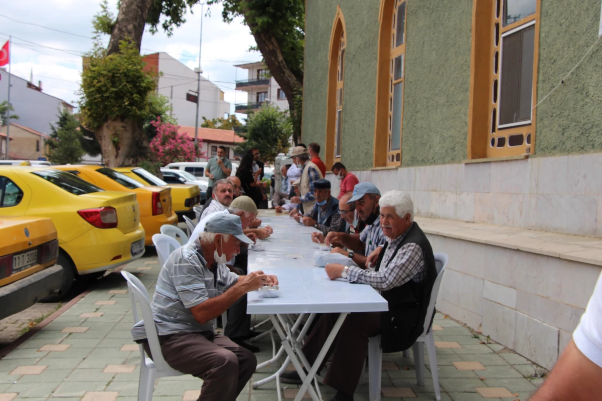 Bilecik\'in Pazaryeri İlçe Belediyesi 5 bin kişiye aşure ikram etti