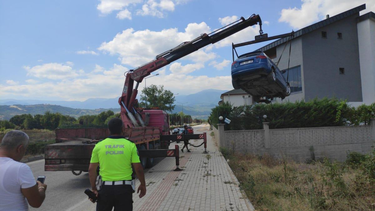 Bursa\'nın İnegöl ilçesinde otomobil site duvarına çarptı: 2 yaralı