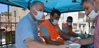 Çanakkale'nin Lapseki ilçesinde vatandaşlara aşure ikram edildi