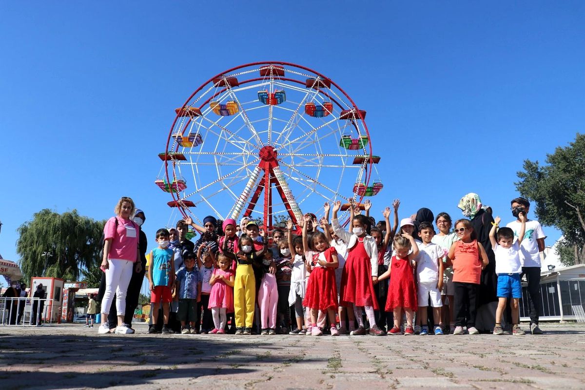 Çocuklara lunaparkta ücretsiz eğlence