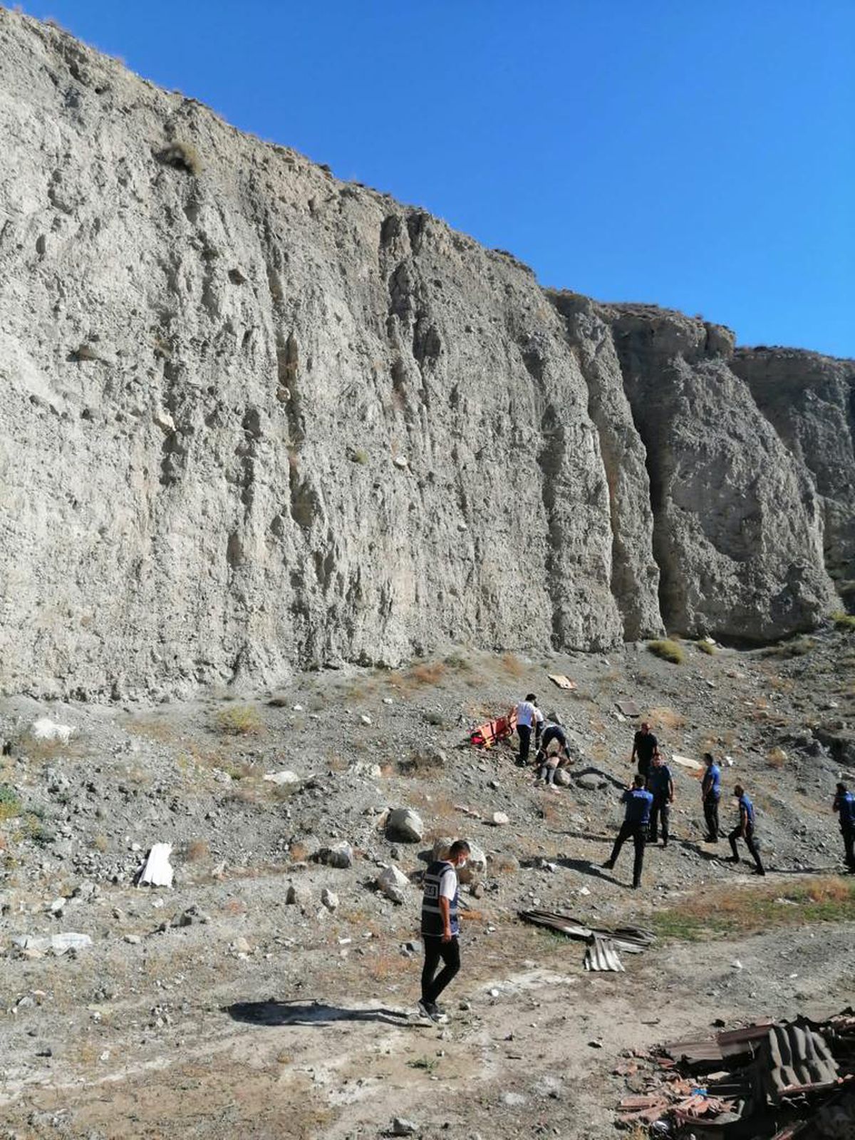 Erzincan\'da kayalıklardan düşen genç ağır yaralandı