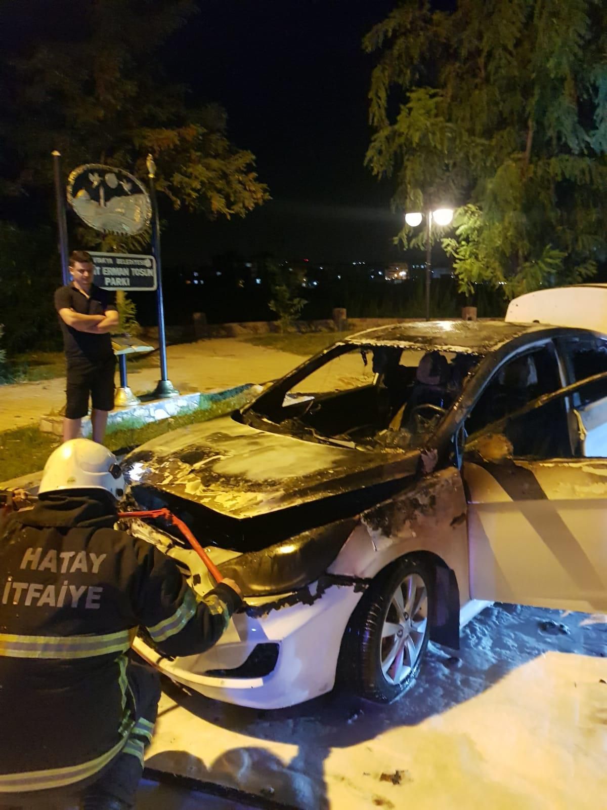 Hatay\'da seyir halindeki otomobil yandı