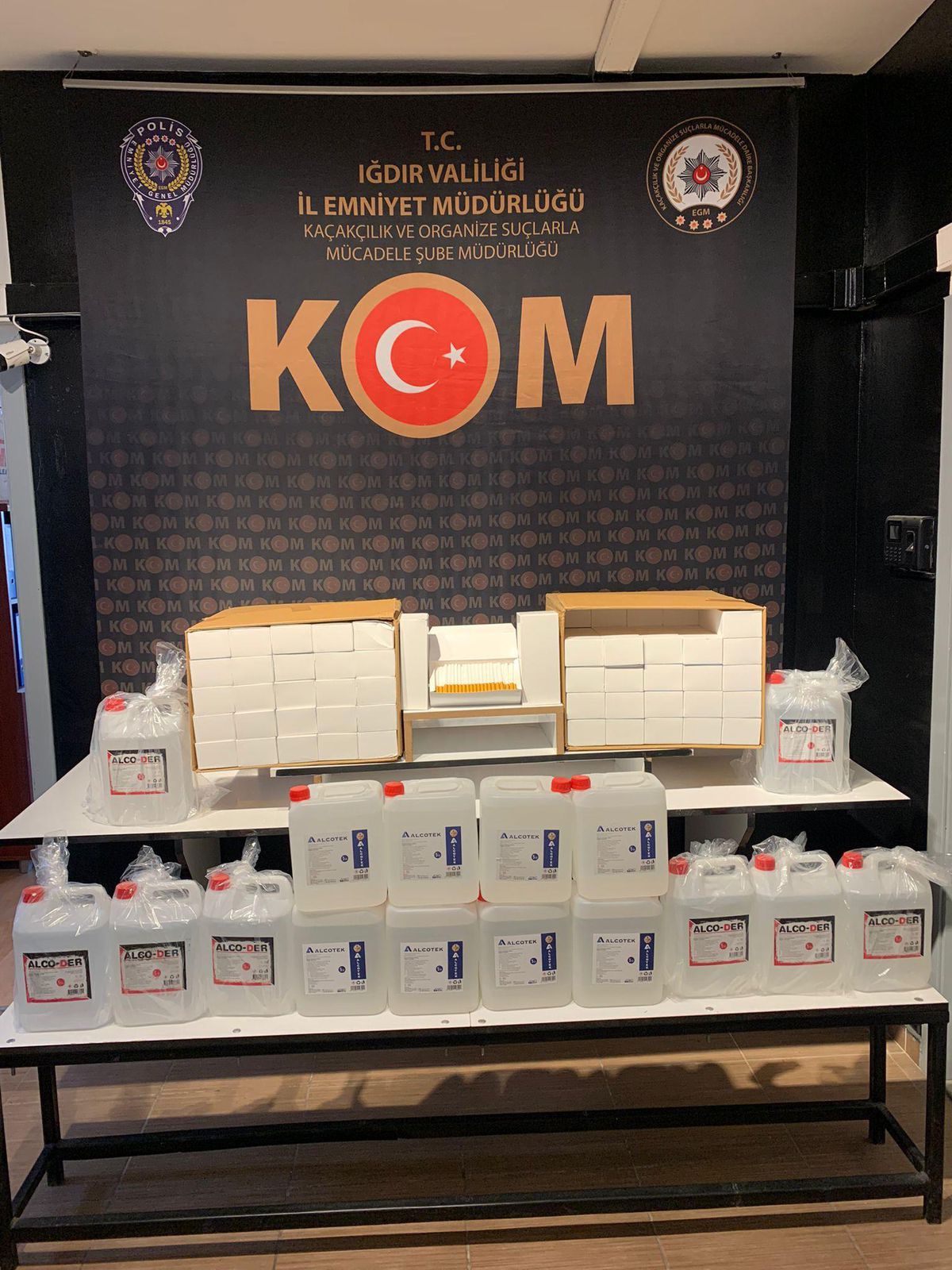 Iğdır\'da kaçak 80 litre etil alkol ve 20 bin boş sigara makaronu ele geçirildi