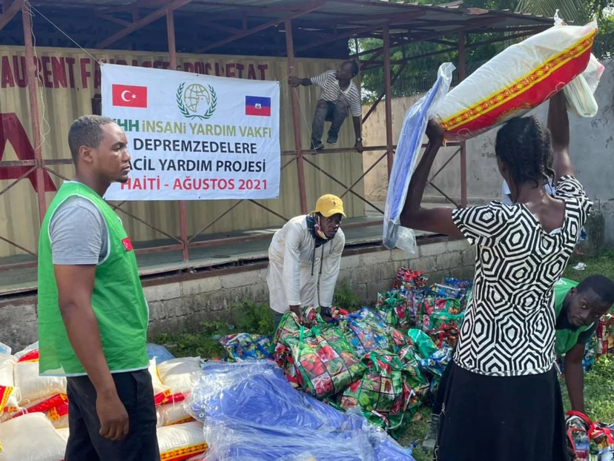 İHH ekipleri, Haiti\'deki depremzedelere kumanya ve hijyen paketi dağıttı