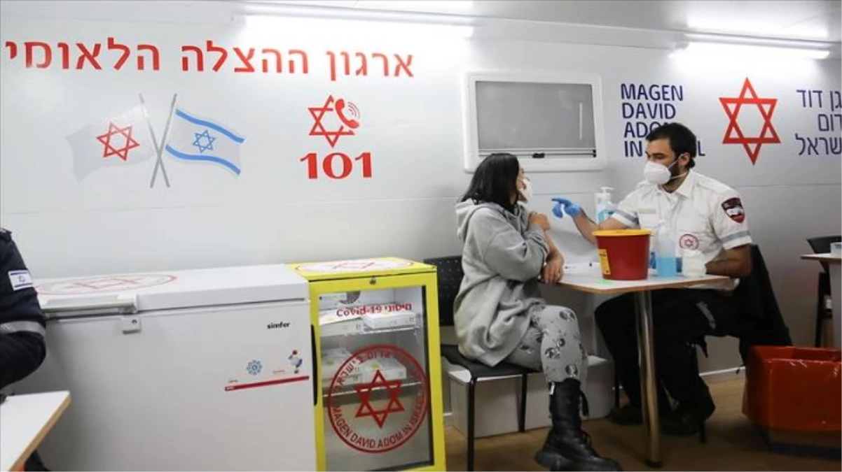 İsrail\'de öğretmenlere ve 40 yaş üstü kişilere 3. doz aşı yapılacak