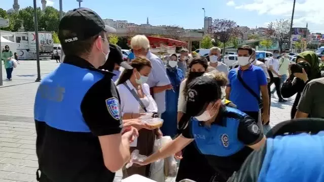 İstanbul polisi, Üsküdar Meydanı'nda vatandaşlara aşure ikram etti