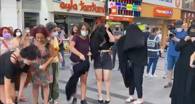 İzmir'de Taliban'ı protesto etmek için toplanan kadınlar giydikleri temsili çarşafları çıkarıp yerlere attı