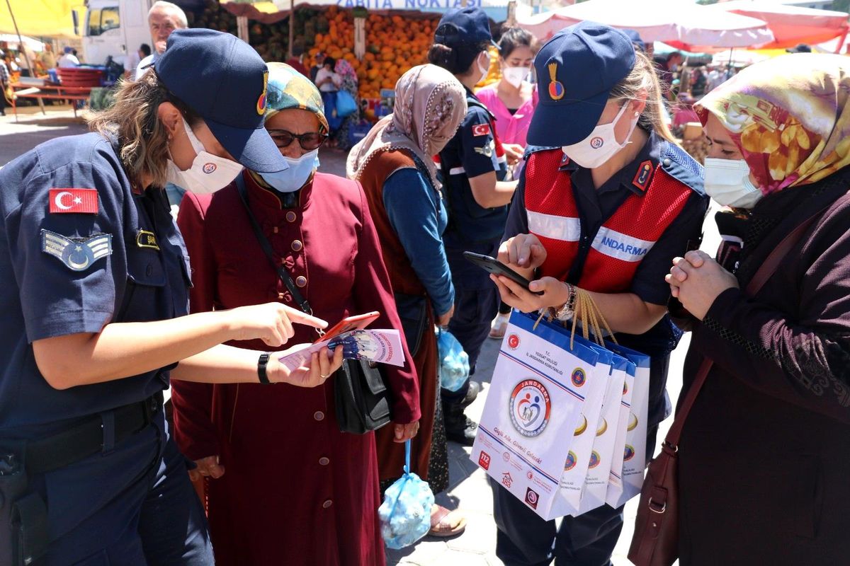 Jandarma ekipleri vatandaşları bilgilendirmeye devam ediyor
