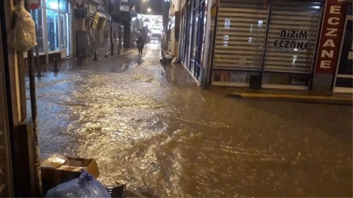 Kastamonu\'da sağanak etkili oldu, cami ve iş yerlerini su bastı