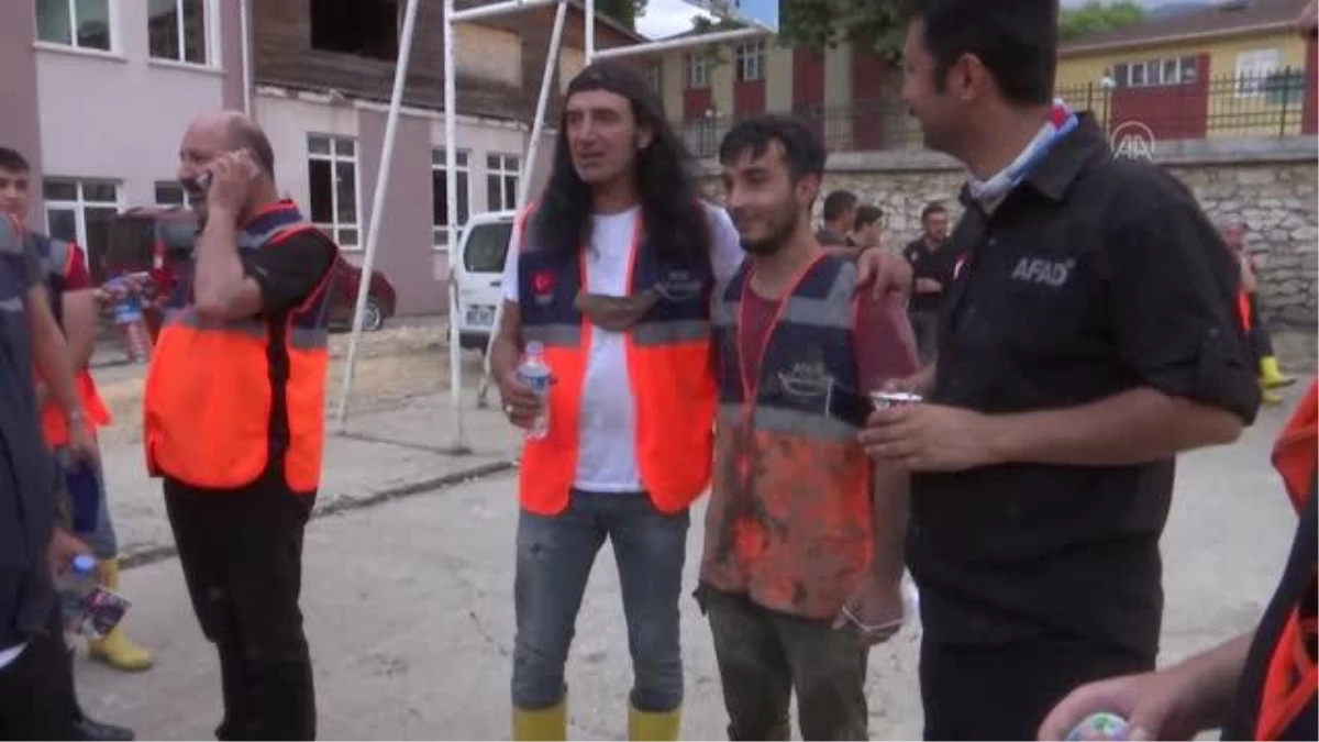 KASTAMONU - Sanatçı ve AFAD gönüllüsü Murat Kekilli, sel felaketinin yaşandığı Bozkurt\'u ziyaret etti