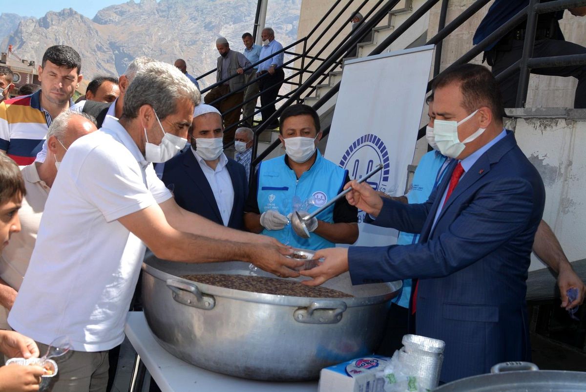 Son dakika haberi: Kazanların başına geçen Vali Akbıyık, aşure dağıttı