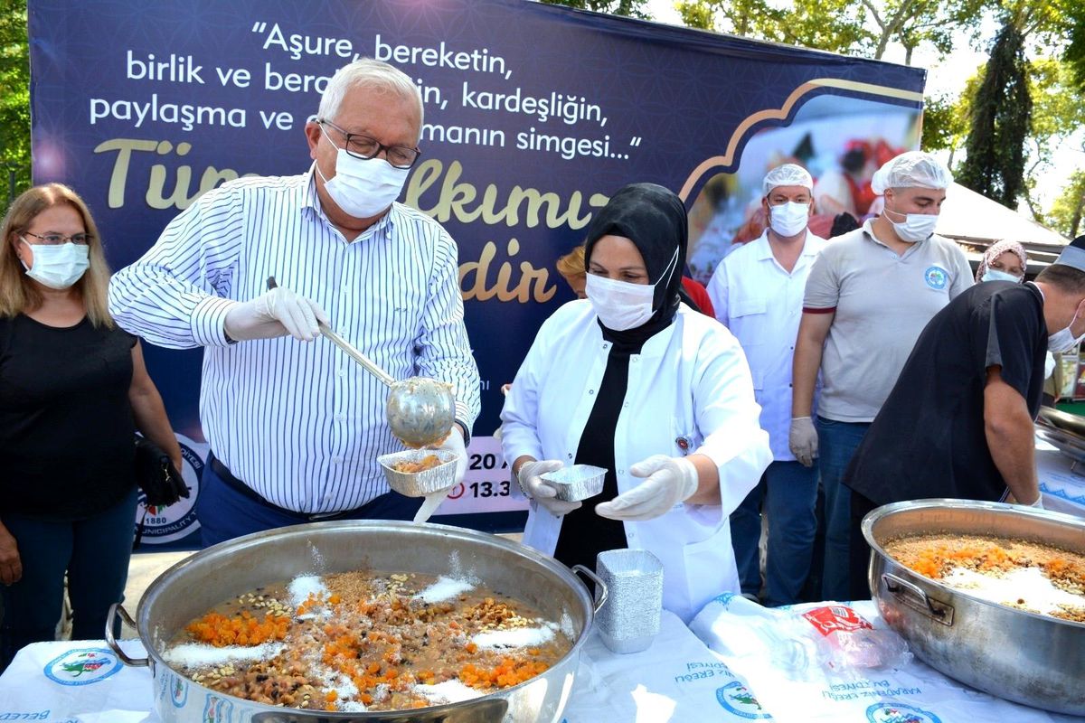Kdz. Ereğli Belediyesi aşure dağıttı