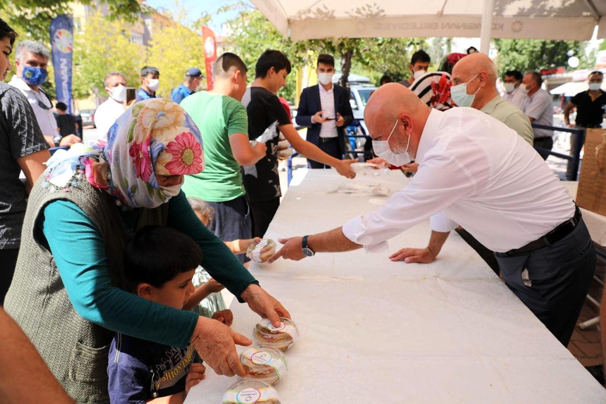 Kocasinan\'da vatandaşlara aşure ikram edildi