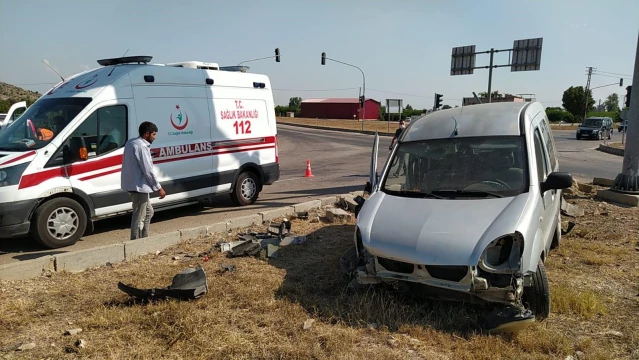 Kozan'da hafif ticari araçla otomobil çarpıştı: 1 yaralı