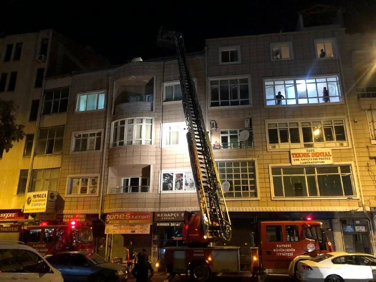 Lokantanın bacasında çıkan yangın ekipleri harekete geçirdi