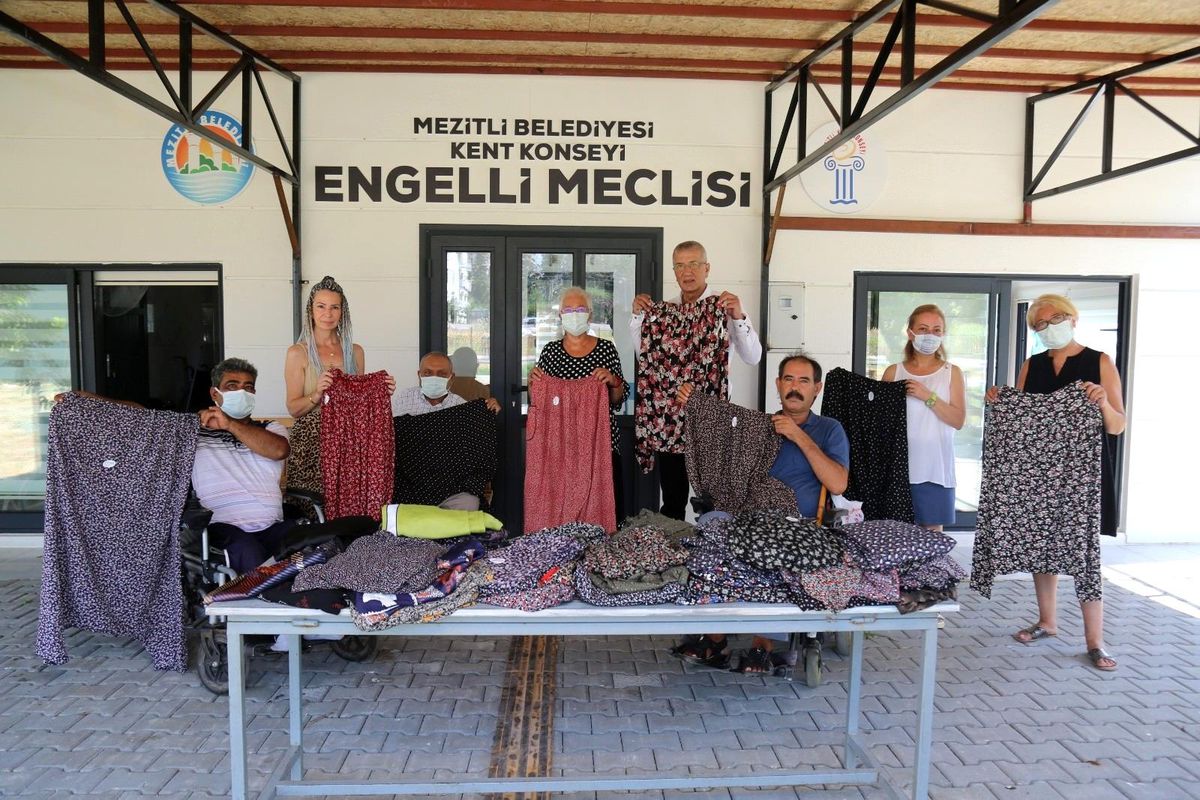 Mezitli\'de yaşayan engelliler, afet bölgesindeki kadınlar için şalvar dikti