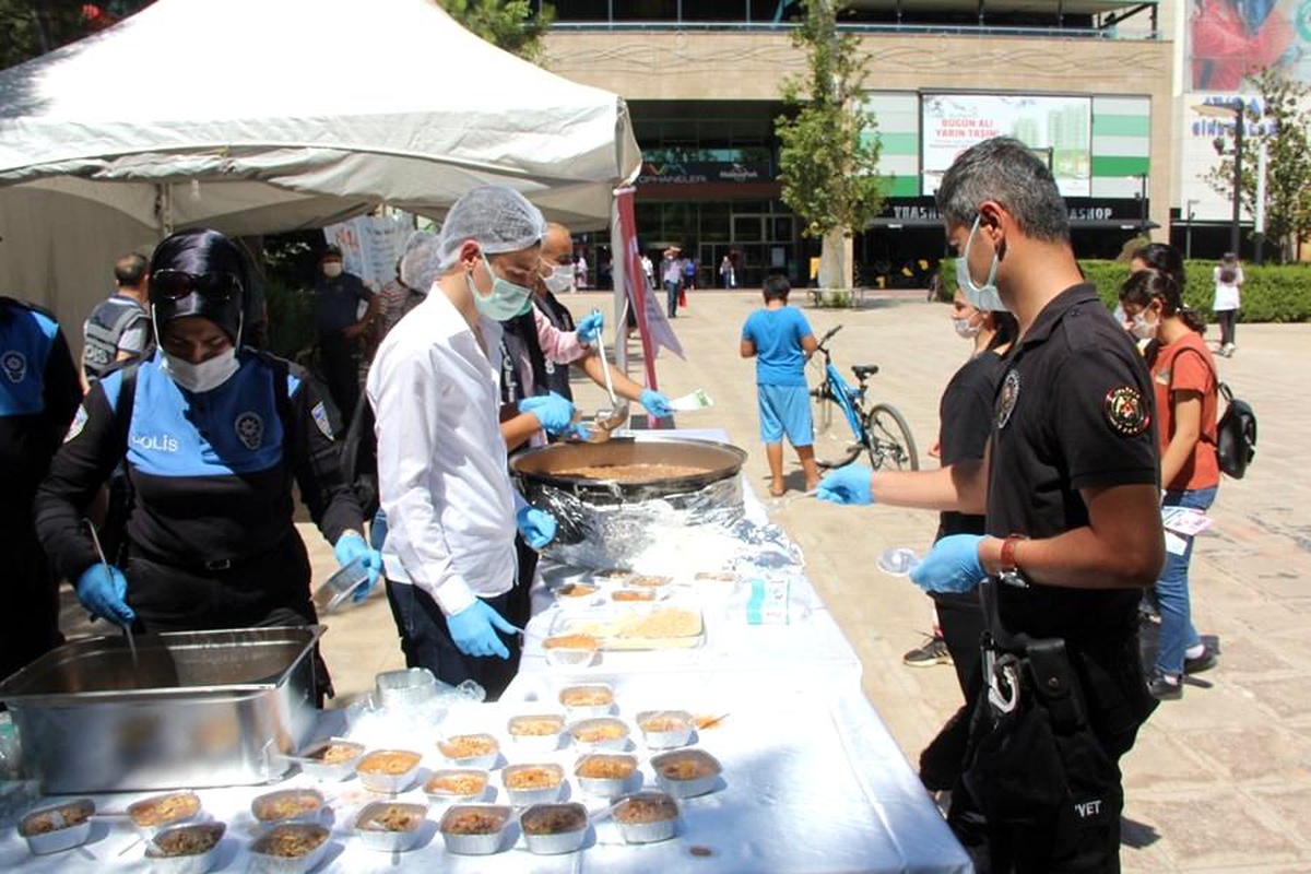 Son dakika haberi: Polis vatandaşın ağzını tatlandırdı