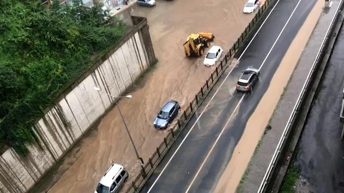 Rize\'de şiddetli yağış nedeniyle şehir merkezini su bastı